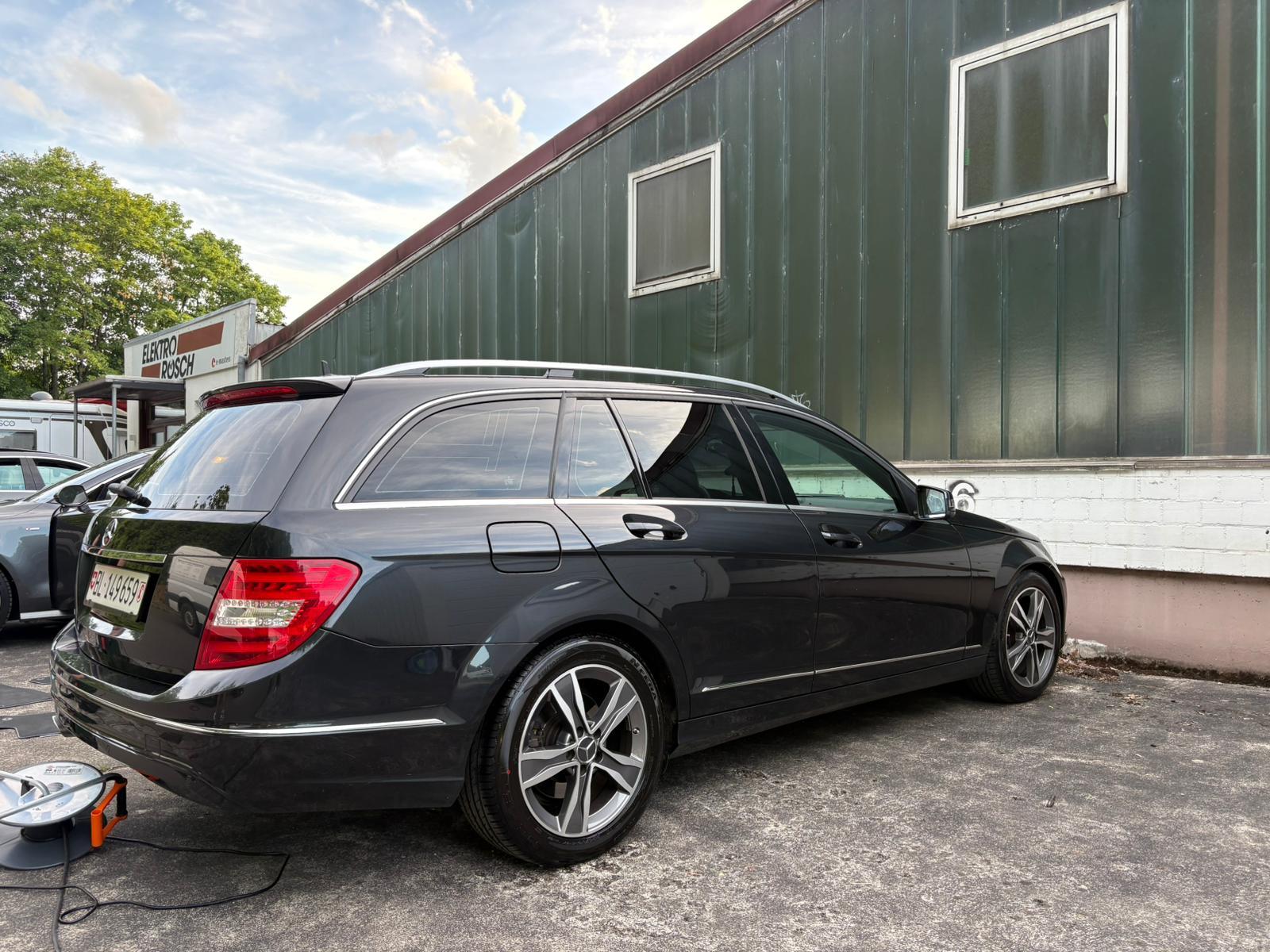 Frisch aufbereiteter Mercedes von außen